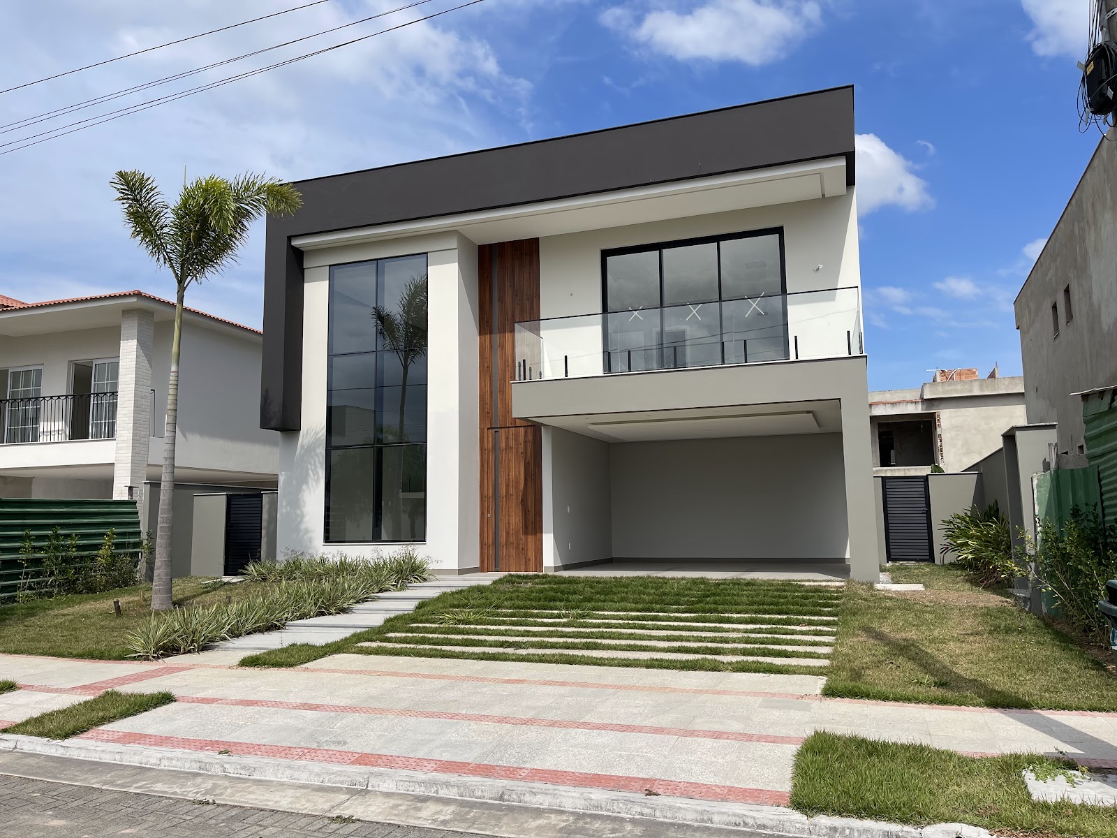 Fachada residencial com esquadrias pretas